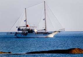 蓝色大海行驶的帆船图片